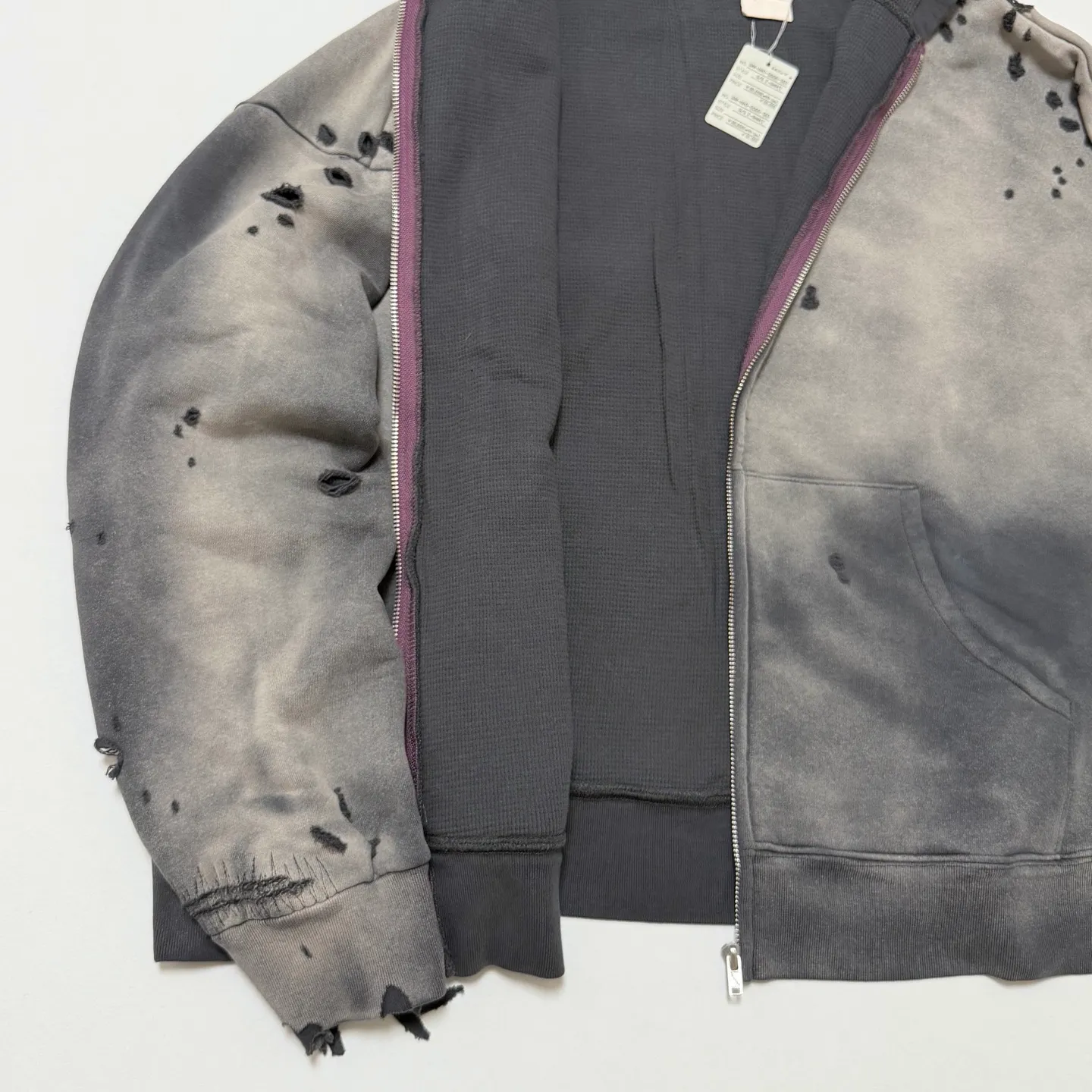 SAINT Mxxxxxx DBL FACE ZIP UP HOODIE/CHARCOAL Double-layer destroyed waffle zipper jacket, washed black S-XL, a style that has been used in the summer. After continuous fine polishing, it has finally been shipped. The finished product is simply a work of art. Super heavy washing to make the weather look old. Multiple water fades. Excessive manual wormhole damage processing. Deconstruction and reorganization embroidery technology. Custom-made zipper with LOGO. The color details of the zipper webbing are also correct. Original grade fruit main label and wash water label. Top purchasing grade. A layer of waffle fabric is added to the inner lining to make the overall texture stronger and increase the comfort and warmth of the wearer.